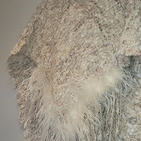 Thick fuzzy shawl with feather - Picture 10 of 11